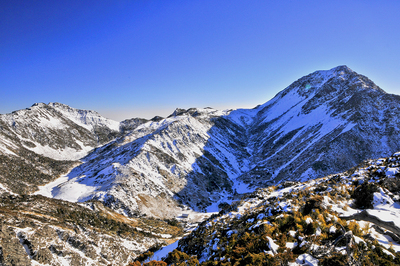 020-29_雷大同_北峰下望夕陽下的冰雪南湖