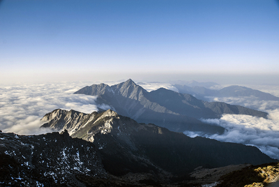 020-20_劉清泉_雲瀑上的中央尖山